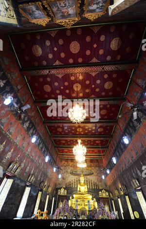 Wat Rakhangkhositaram am Ufer des Chao Phraya in Bangkok, Thailand. Stockfoto