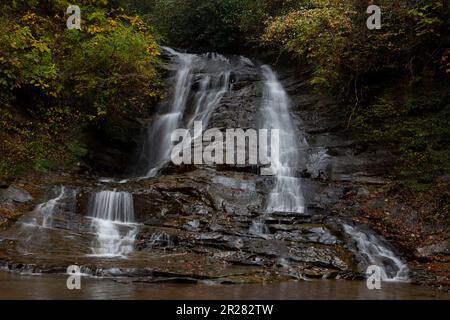 Yoro-Schlucht wird rot und Bandai-Wasserfall Stockfoto