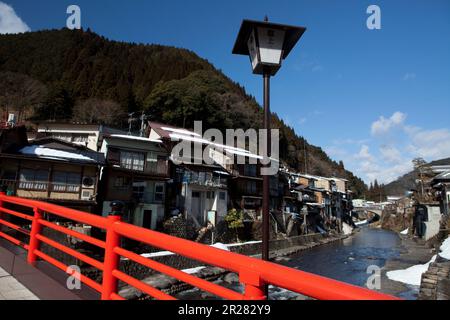 Gujohachiman, Stadt mit roter Brücke Stockfoto