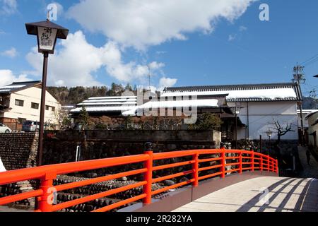 Gujohachiman, Stadt mit roter Brücke Stockfoto