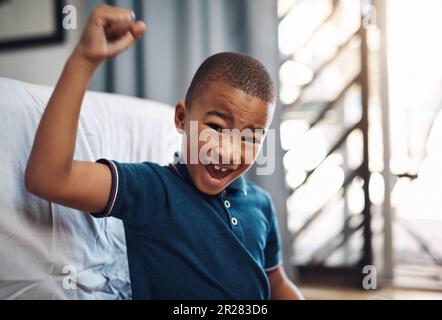 Lass die guten Geister am Laufen. Ein Junge, der zu Hause fröhlich aussieht. Stockfoto