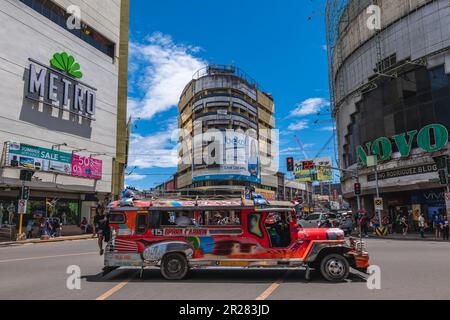 5. Mai 2023: Jeepney Drive an der Kreuzung Colon Street und Osmena Boulevard. Colon Street ist die älteste und kürzeste Nationalstraße auf den Philippinen Stockfoto