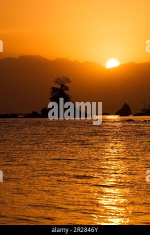 Toyama Bay und Tateyama Mountain Range bei Sonnenaufgang Stockfoto