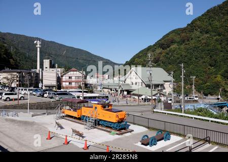 Reihen von Häusern der Unazuki Onsen Thermalquelle Stockfoto