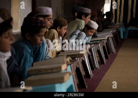 Wissens- und Traditionserhaltung: Kinder, die an einer traditionellen Schule in KPK, Pakistan, lernen Stockfoto