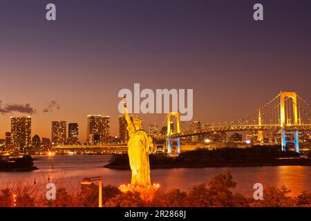 Die Regenbogenbrücke und die Statue der Göttin leuchten bei Sonnenuntergang auf Stockfoto