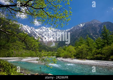 Fluss Azusagawa und Berge von Hotaka Stockfoto