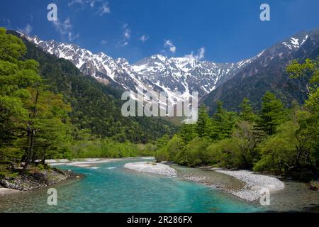 Fluss Azusagawa und Berge von Hotaka Stockfoto