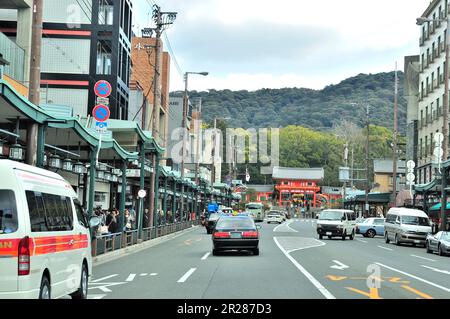Shijo Street vor der Kreuzung Gion-Shijo Stockfoto