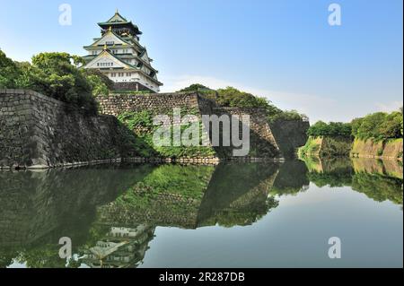 Nordseite der inneren Zitadelle (Tenshu Tower) von Schloss und Burggraben von Osaka Stockfoto