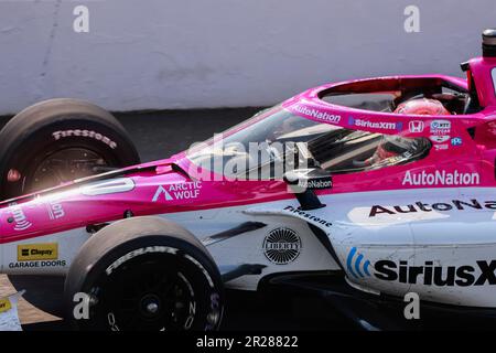 Indianapolis, Usa. 17. Mai 2023. IndyCar-Fahrer Simon Pagenaud trainiert für den 2023 Indy 500 auf dem Indianapolis Motor Speedway in Indianapolis, Indiana. (Foto: Jeremy Hogan/SOPA Images/Sipa USA) Guthaben: SIPA USA/Alamy Live News Stockfoto