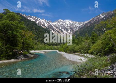 Hotaka Gebirgskette und der Fluss Azusa, grüner Kamik?Chi Stockfoto