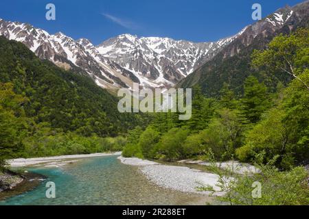 Hotaka Gebirgskette und der Fluss Azusa, grüner Kamik?Chi Stockfoto