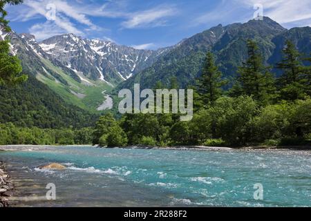 Hotaka Gebirgskette und der Fluss Azusa, grüner Kamik?Chi Stockfoto