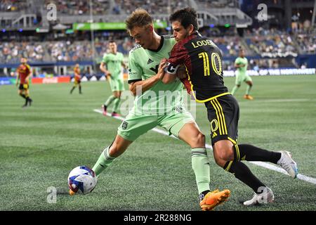 Seattle, WA, USA. 22. April 2023. Austin FC-Verteidiger Leo VÃ¤IsÃ¤nen (15) schiebt den Mittelfeldspieler NicolÃ¡Lodeiro (10) von Seattle Sounders während des MLS-Fußballspiels zwischen dem FC Austin und dem FC Seattle Sounders auf dem Lumen Field in Seattle, WA, weg. Austin besiegte Seattle 2-1. Steve Faber/CSM/Alamy Live News Stockfoto