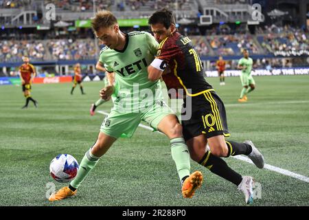 Seattle, WA, USA. 22. April 2023. Austin FC Defender Leo VÃ¤IsÃ¤nen (15) arbeitet gegen den Mittelfeldspieler NicolÃ¡Lodeiro (10) der Seattle Sounders während des MLS-Fußballspiels zwischen dem FC Austin und dem FC Seattle Sounders auf dem Lumen Field in Seattle, WA. Austin besiegte Seattle 2-1. Steve Faber/CSM/Alamy Live News Stockfoto