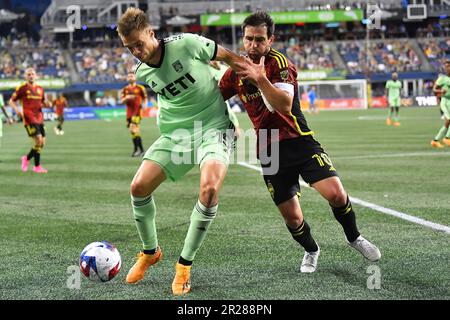 Seattle, WA, USA. 22. April 2023. Austin FC-Verteidiger Leo VÃ¤IsÃ¤nen (15) versucht, den Ball von Seattle Sounders Mittelfeldspieler NicolÃ¡Lodeiro (10) während des MLS-Fußballspiels zwischen dem Austin FC und dem Seattle Sounders FC auf dem Lumen Field in Seattle, WA, zu behalten. Austin besiegte Seattle 2-1. Steve Faber/CSM/Alamy Live News Stockfoto