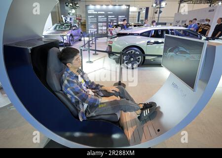 QINGDAO, CHINA - 17. MAI 2023 - Besucher erleben ein Unterhaltungssystem im Auto auf der China International Consumer Electronics Expo 2023 in Qingda Stockfoto