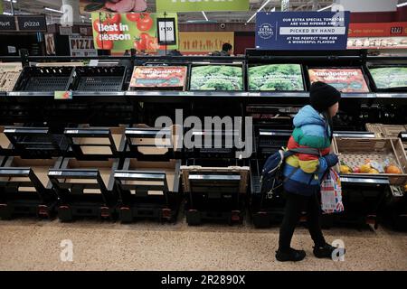 Aktenfoto vom 25. Oktober 02/2023 mit leeren Obst- und Gemüseregalen in einem Asda in East London. Es wurde ein spezielles Referat für Ernährungssicherheit eingerichtet, das potenzielle Krisen in Schottland überwachen und abmildern soll. Ausgabedatum: Donnerstag, 18. Mai 2023. Stockfoto