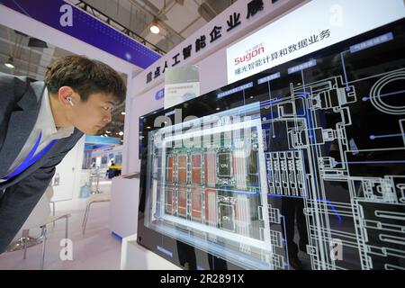 QINGDAO, CHINA - 17. MAI 2023 - Besucher erfahren mehr über flüssigkeitsgekühlte Computer auf der China International Consumer Electronics Expo 2023 in Qingdao, Sha Stockfoto