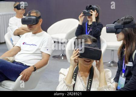 QINGDAO, CHINA - 17. MAI 2023 - Besucher erleben VR-Geräte auf der 2023 China International Consumer Electronics Expo in Qingdao, Provinz Shandong Stockfoto