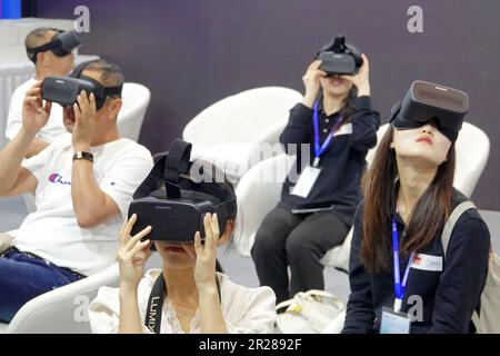 QINGDAO, CHINA - 17. MAI 2023 - Besucher erleben VR-Geräte auf der 2023 China International Consumer Electronics Expo in Qingdao, Provinz Shandong Stockfoto