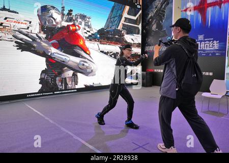 QINGDAO, CHINA - 17. MAI 2023 - Ein Besucher (R) erfährt bei der 2023 China International Consumer Electro Filmausrüstung mit Motion-Capture-Technologie Stockfoto