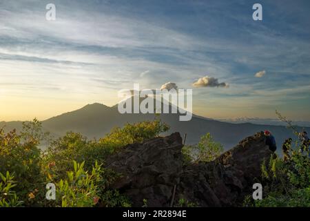 Schlafender Vulkan Gunung Agung in der Morgensonne von Bali Stockfoto