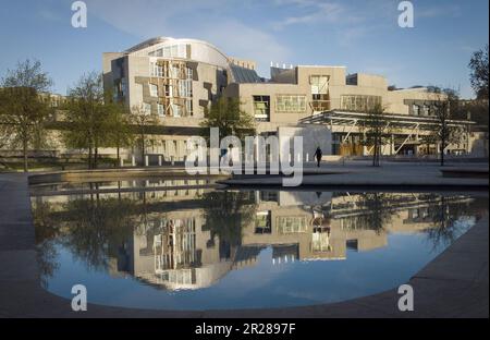 Aktenfoto vom 29. September 04/21 des schottischen Parlamentsgebäudes in Holyrood in Edinburgh. Faith Leaders werden in Holyrood ein Treffen abhalten, um ihren tief sitzenden Widerstand gegen Vorschläge zum Ausdruck zu bringen, die es ermöglichen würden, in Schottland zu sterben. Liam McArthurs Abgeordnetengesetz der liberaldemokratischen MSP würde es kompetenten, unheilbar kranken Erwachsenen ermöglichen, um Hilfe zu bitten, um ihr Leben zu beenden. Am Donnerstag werden Führer der schottischen Kirche, der katholischen Kirche und der Schottischen Moscheen-Vereinigung auf einer Veranstaltung im schottischen Parlament sprechen. Ausgabedatum: Donnerstag, 18. Mai 2023. Stockfoto