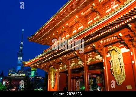 Beleuchteter Tokyo Sky Tree vom Sensoji-Tempel aus gesehen (trendy) Stockfoto