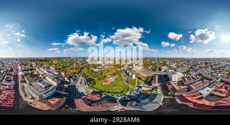 360 Grad Panorama Ansicht von Luftnahtloser, kugelförmiger 360 Panoramablick aus großer Höhe auf roten Dächern des historischen Zentrums der alten Großstadt in gleichrechteckigen Projektionen