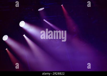 Bühnenlichter beleuchten die Bühne bei einem Live-Konzert Stockfoto