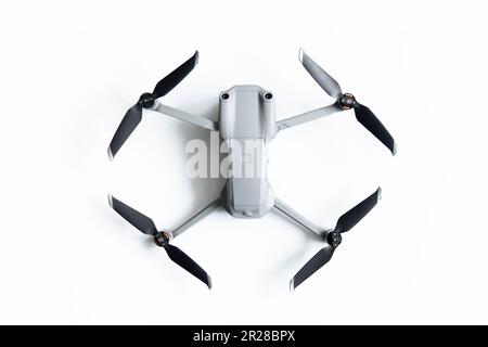 Luftdrohne isoliert auf weißem Hintergrund. Draufsicht des Quad Copters mit Digitalkamera. Fliegende Drohne. Stockfoto