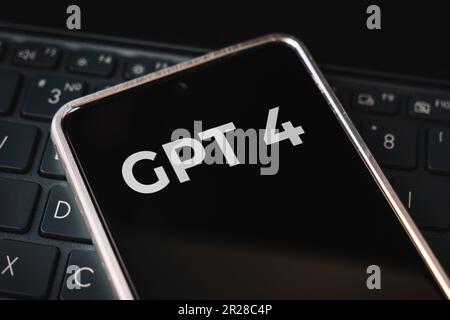Die Aufschrift GPT 4 wird auf Smartphone und Laptop auf dem Bildschirm angezeigt. Open AI – amerikanisches Unternehmen, das an der Entwicklung und Lizenzierung von maschinellem Lernen beteiligt ist Stockfoto
