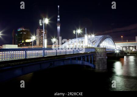 Beleuchteter Skytree, Komagata-Brücke und Sumida-Fluss Stockfoto