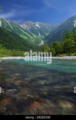 Kamikochis Azusa und die Bergkette Hotaka Stockfoto