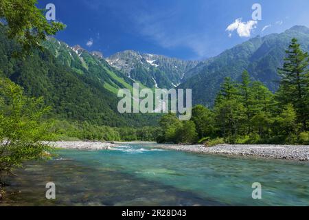 Kamikochis Azusa und die Bergkette Hotaka Stockfoto