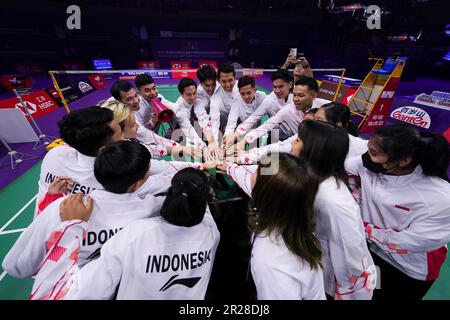 Suzhou, Chinas Provinz Jiangsu. 18. Mai 2023. Team Indonesien heitert sich vor dem Spiel der Gruppe B gegen Thailand auf dem BWF Sudirman Cup in Suzhou, Ost-Chinas Provinz Jiangsu, am 18. Mai 2023 auf. Kredit: Li Bo/Xinhua/Alamy Live News Stockfoto