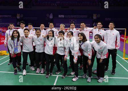 Suzhou, Chinas Provinz Jiangsu. 18. Mai 2023. Team Indonesien posiert für Fotos vor dem Spiel der Gruppe B gegen Thailand beim BWF Sudirman Cup in Suzhou, Ost-Chinas Provinz Jiangsu, 18. Mai 2023. Kredit: Li Bo/Xinhua/Alamy Live News Stockfoto