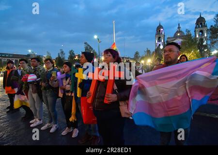 17. Mai 2023 Toluca , Mexiko : Dutzende von Mitgliedern der LGBTTIQ+-Gemeinde marschierten durch die Straßen der Innenstadt, um den Internationalen Tag gegen Homophobie, Transphobie und Biphobie zu begehen, wo sie auch gegen die Landesregierung protestierten, das Verbrechen des Transfeminizids unter Strafe zu stellen und die Untersuchung von Morden gegen die Gemeinde fortzusetzen. Am 17. Mai 2023 in Toluca, Mexiko. (Foto: Arturo Hernández / Eyepix Group) Stockfoto