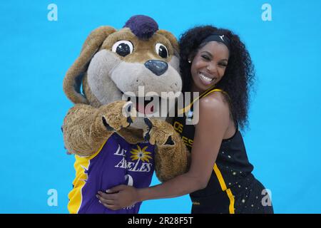 LA Sparks Forward Reshanda Gray (22) posiert mit Maskottchen Sparky während des Media Day, Donnerstag, 4. Mai 2023, in Torrance, Kalifornien (Kirby Lee Via AP) Stockfoto