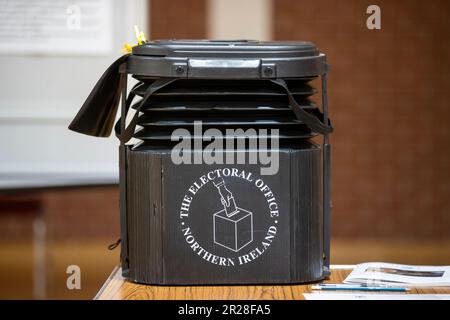 Eine Wahlurne im Agape Centre in Süd-Belfast vor der Eröffnung der Wahllokale für die Wahlen zum Nordirischen Rat. Foto: Donnerstag, 18. Mai 2023. Stockfoto