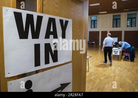 Die Vorbereitungen im Agape-Zentrum in Südbelfast laufen, da die Wahllokale für die Wahlen zum nordirischen Rat geöffnet sind. Foto: Donnerstag, 18. Mai 2023. Stockfoto