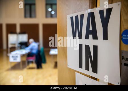 Die Vorbereitungen für die Wahlen zum Rat in Nordirland werden in der Wahlstation Agape Centre in Süd-Belfast durchgeführt. Foto: Donnerstag, 18. Mai 2023. Stockfoto