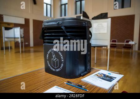 Eine Wahlurne im Agape Centre in Süd-Belfast vor der Eröffnung der Wahllokale für die Wahlen zum Nordirischen Rat. Foto: Donnerstag, 18. Mai 2023. Stockfoto