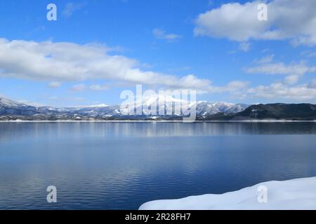 Tazawa-See und Akita-komagatake im Winter, Präfektur Akita Stockfoto