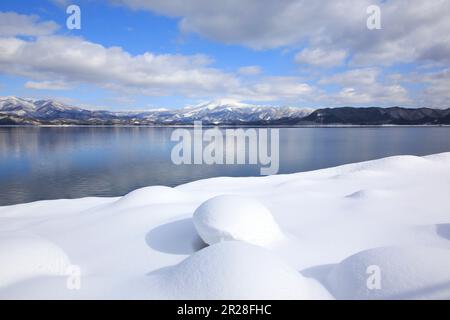 Tazawa-See und Akita-komagatake im Winter, Präfektur Akita Stockfoto