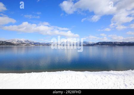 Tazawa-See und Akita-komagatake im Winter, Präfektur Akita Stockfoto