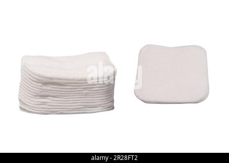 Ein Stapel weißer Baumwollschwämme, isoliert auf weißem Hintergrund. Stockfoto