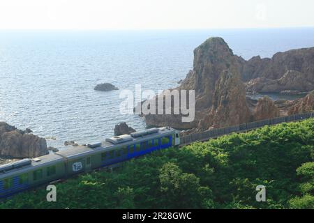 Japan Sea und Gono Line Zug des Resort Shirakami Ao-ike Stockfoto